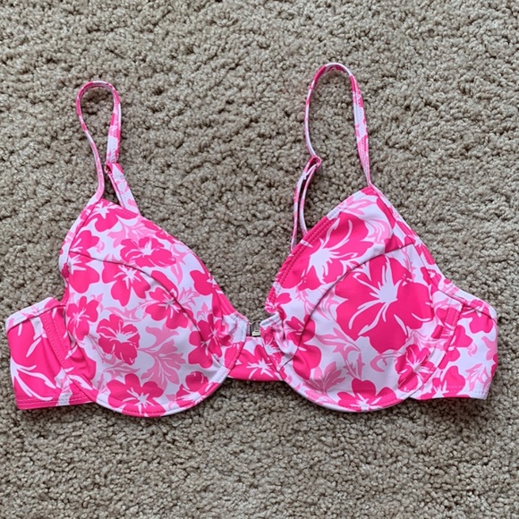 Bathing suits - Picture 1 of 8